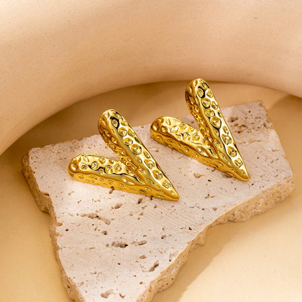 Arete corazón martillado