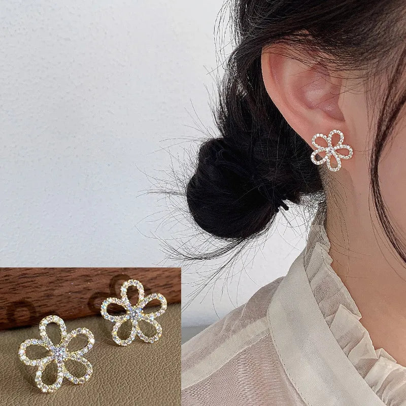 Arete flor con circón